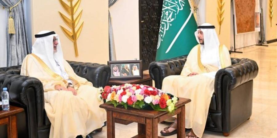 سعود بن نهار يطلع على منجزات جامعة الطائف وخططها الدراسية - خبر صح