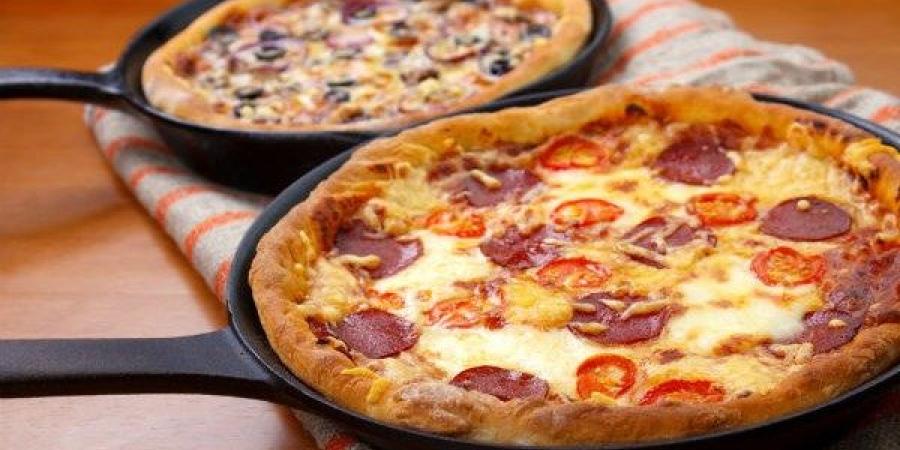 بدون عجن وخبز .. طريقة عمل البيتزا بأقل جهد - خبر صح
