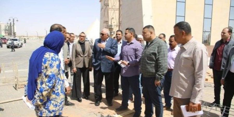 أخبار الوادي الجديد.. المحافظ يتفقد مشروعات تطوير العاصمة الادارية.. والتعليم تدعم طلاب الشهادة الإعدادية بنماذج البوكليت - خبر صح