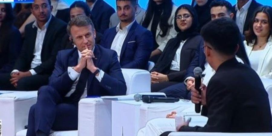طالب مصري يشرح لـ ماكرون تفاصيل ابتكاره لمشروع التخرج| شاهد - خبر صح