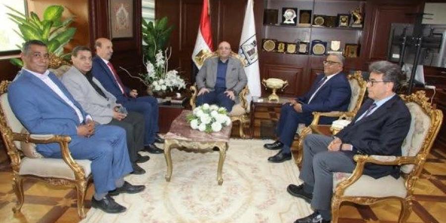 محافظ بني سويف يلتقي النقيب العام للأطباء البيطريين لمناقشة بعض الملفات - خبر صح